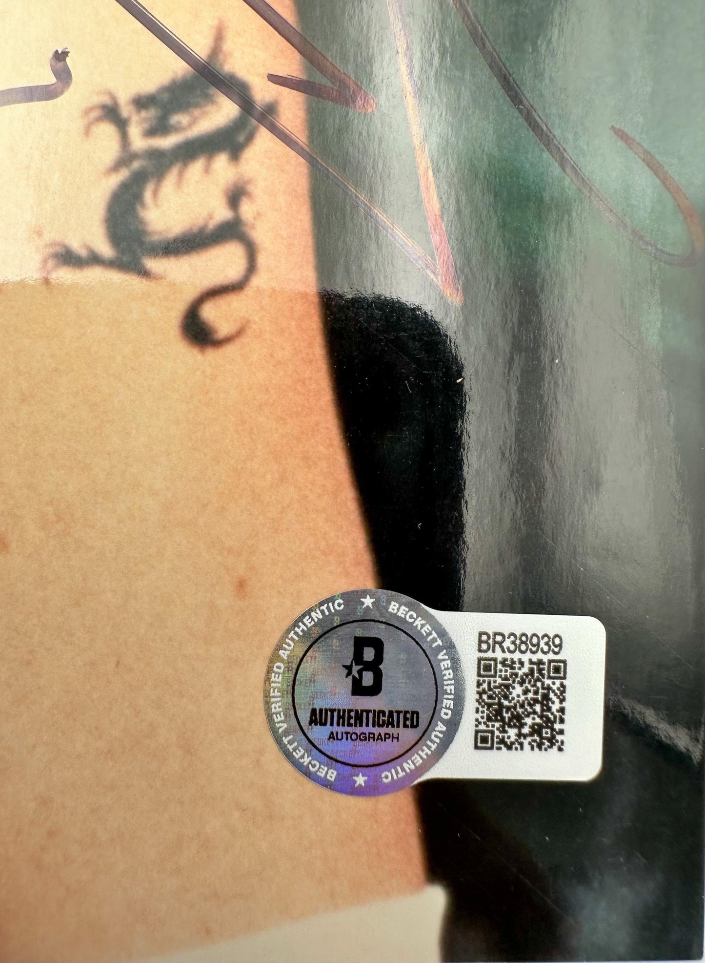 Angelina Jolie Fotografía Autografiada firma certificada por Beckett BR38939.