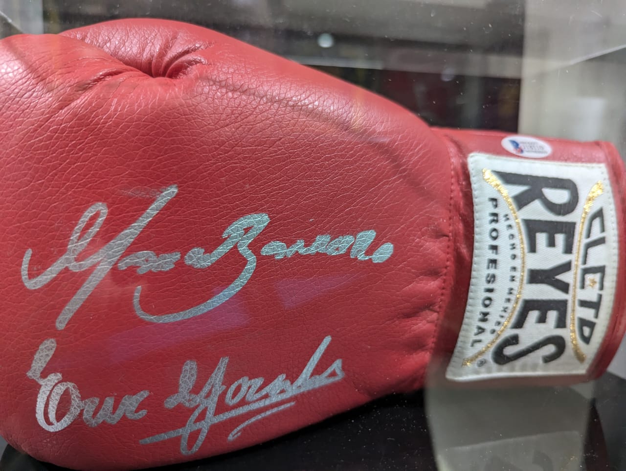 Marco Antonio Barrera y Erick “El terrible” Morales Guante autografiado, firma certificada por la compañía Beckett con el número J18110.