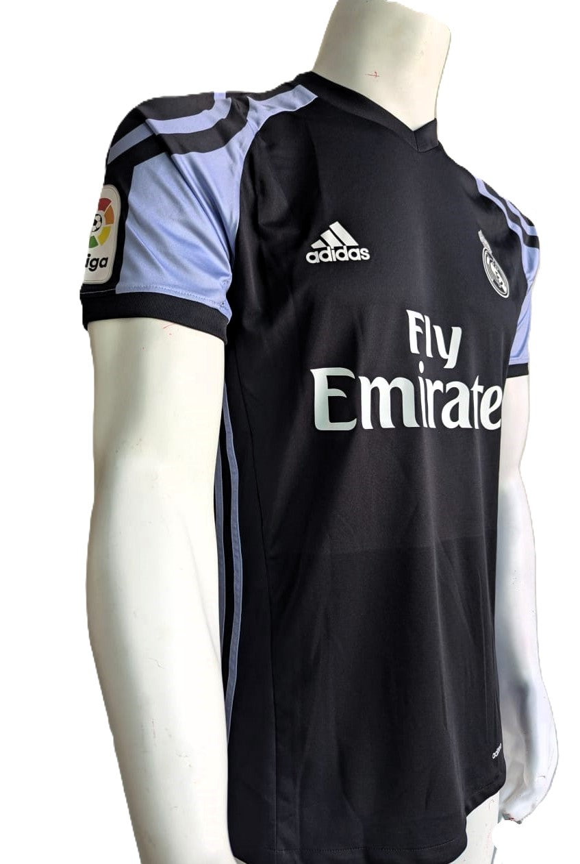 Karim Benzema Playera Real Madrid autografiada firma autentificada por la compañía Beckett con el número BB31301