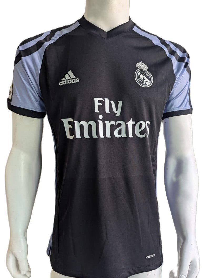 Karim Benzema Playera Real Madrid autografiada firma autentificada por la compañía Beckett con el número BB31301