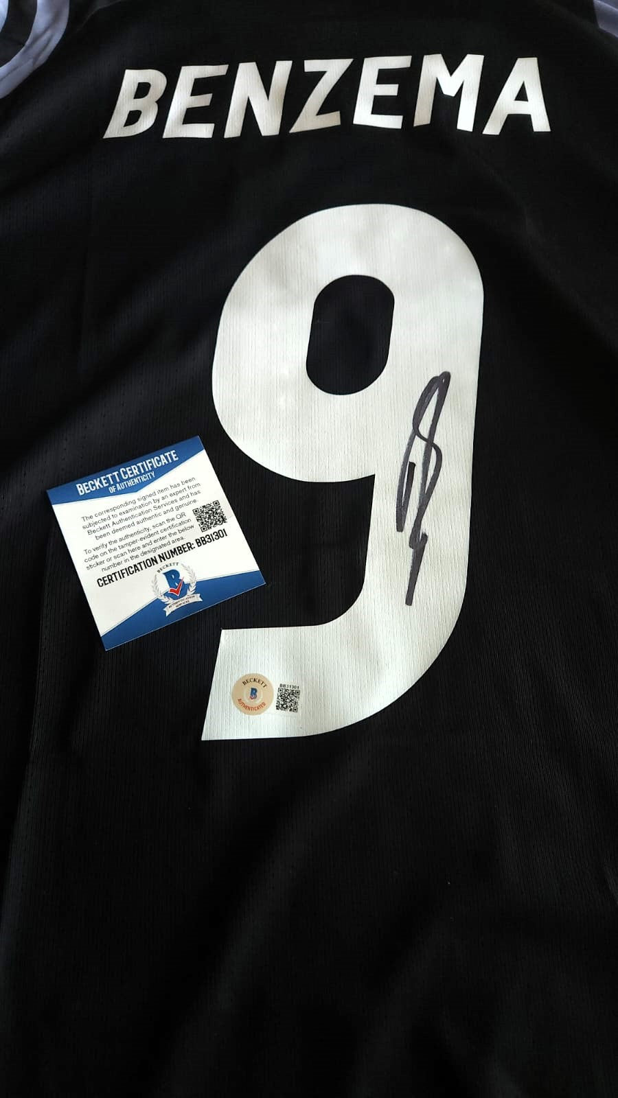 Karim Benzema Playera Real Madrid autografiada firma autentificada por la compañía Beckett con el número BB31301