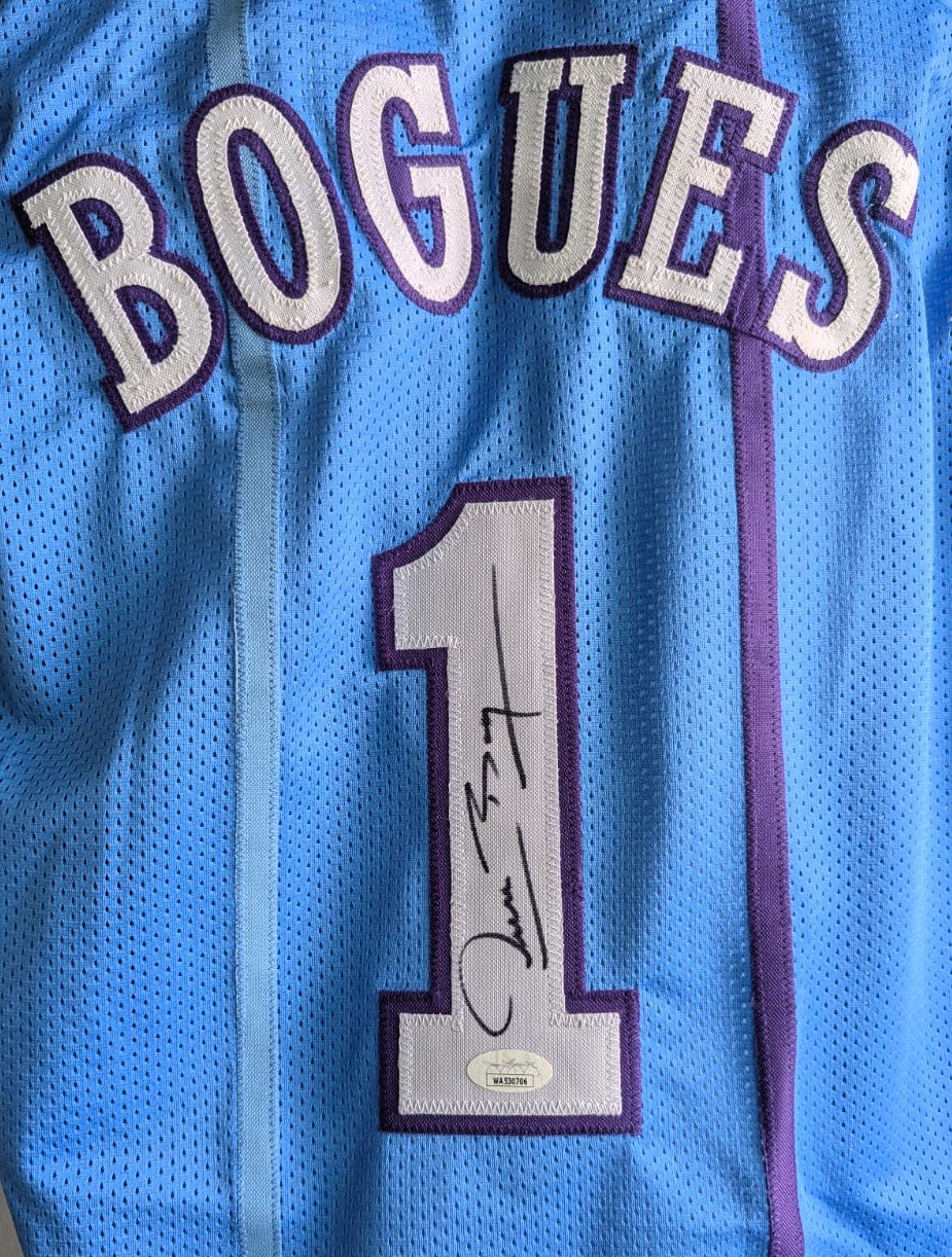 Muggsy Bogues Playera Charlotte autografiada firma autentificada por la compañía JSA con el número WA530706