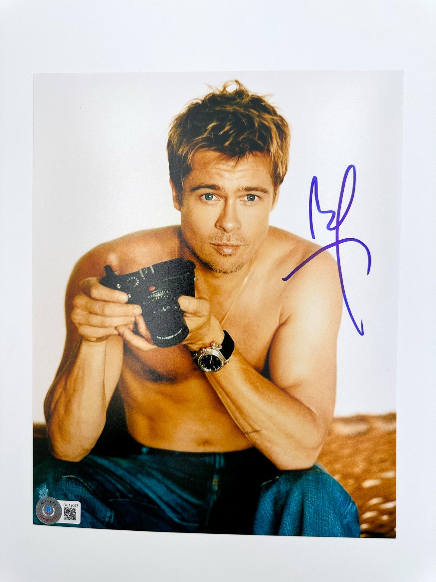 Brad Pitt fotografía autografiada firma certificada por Beckett BH19047.