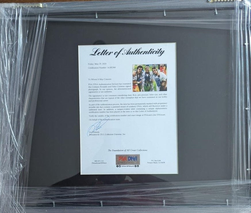 Cristiano Ronaldo CR7 y Fabio Foto Real Madrid autografiada Enmarcada firma autentificada por la compañía PSA con el número AG82366.