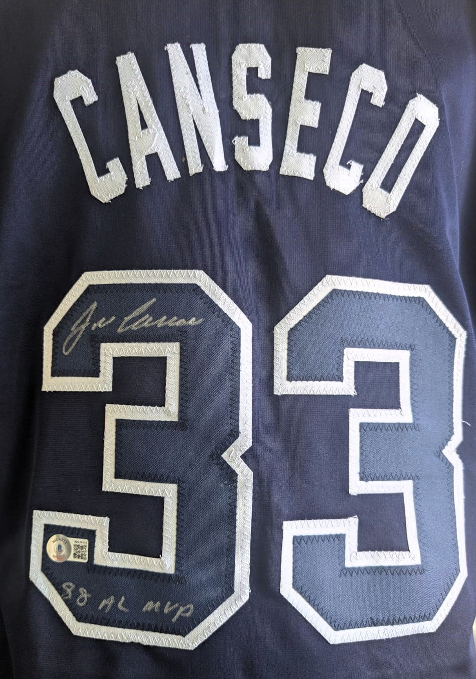 Jose Canseco playera autografiada certificada por Beckett WQ16534.