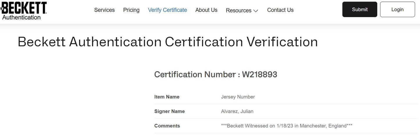 Julián Álvarez Playera Argentina autografiada, firma certificada por la compañía Beckett con el número W218893.