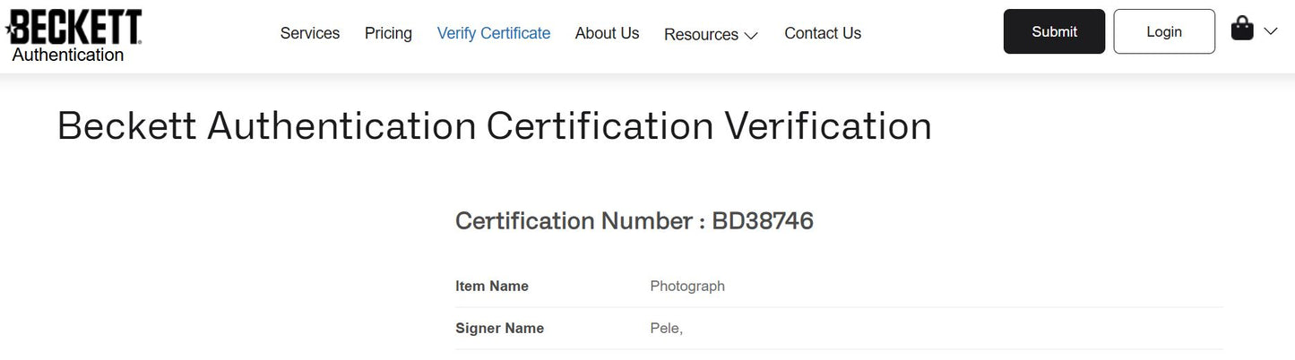 Pele Fotografía autografiada “Copa en París”, firma certificada por la compañía Beckett con el número BD38746.