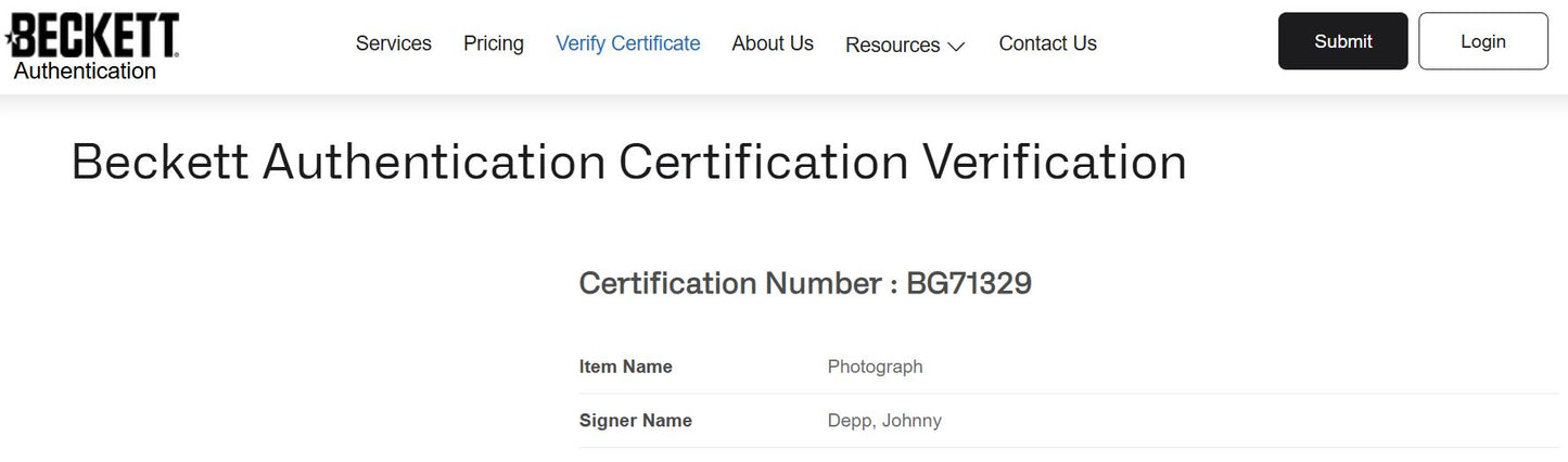Johnny Depp Fotografía autografiada, firma certificada por la compañía Beckett con el número BG71329.