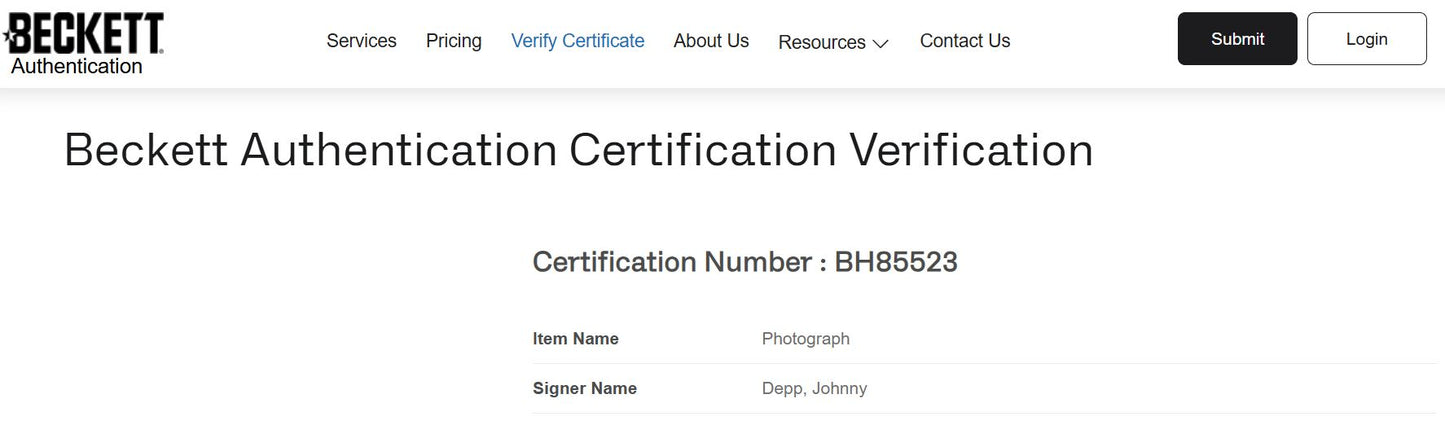 Johnny Depp Fotografía autografiada “Jack Sparrow, firma certificada por la compañía Beckett con el número BH85523.