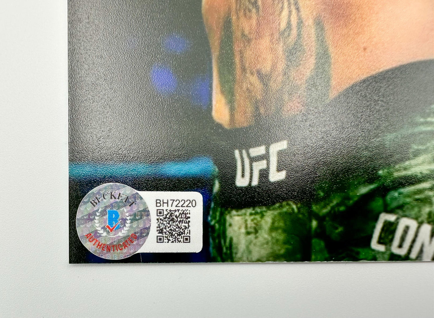 Conor McGregor Fotografía autografiada UFC, firma certificada por la compañía Beckett con el número BH72220.