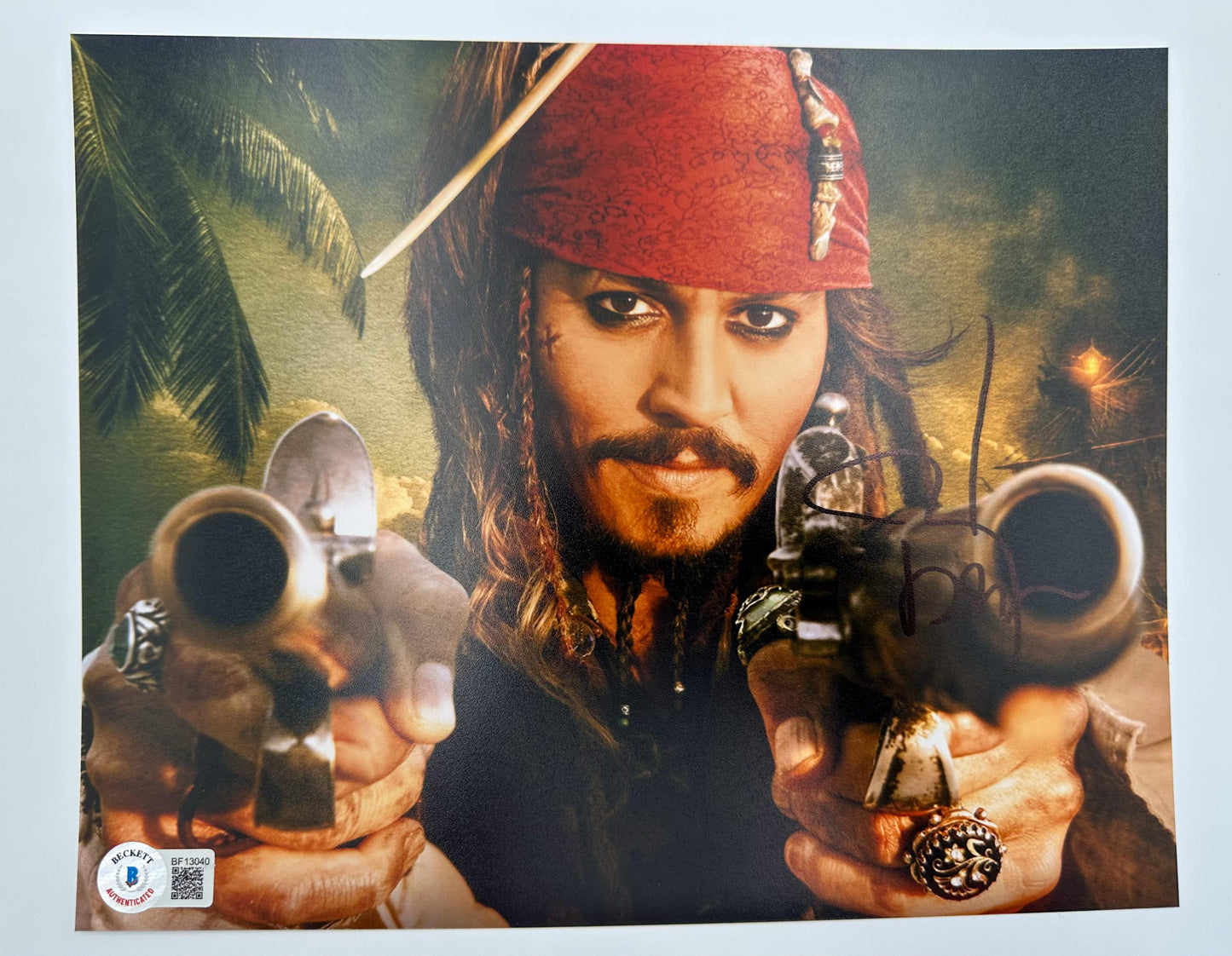 Johnny Depp Fotografía autografiada Piratas del Caribe, firma certificada por la compañía Beckett con el número BF13040.Johnny Depp Fotografía autografiada Piratas del Caribe, firma certificada por la compañía Beckett con el número BF13040.