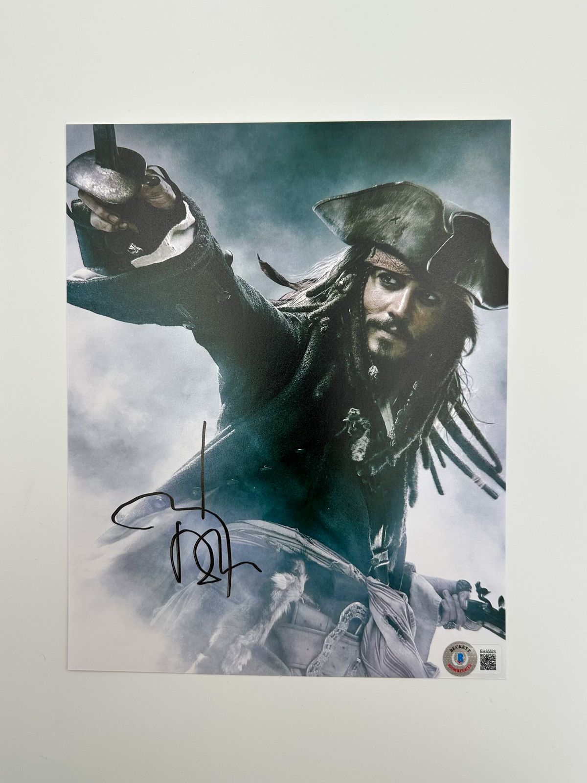 Johnny Depp Fotografía autografiada “Jack Sparrow, firma certificada por la compañía Beckett con el número BH85523.