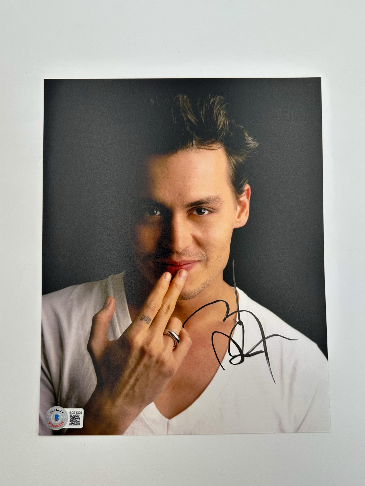 Johnny Depp Fotografía autografiada, firma certificada por la compañía Beckett con el número BG71329.