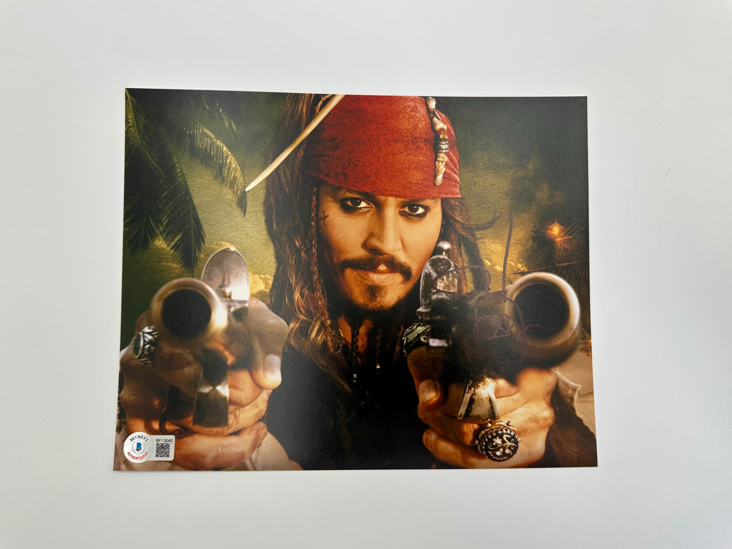 Johnny Depp Fotografía autografiada Piratas del Caribe, firma certificada por la compañía Beckett con el número BF13040.Johnny Depp Fotografía autografiada Piratas del Caribe, firma certificada por la compañía Beckett con el número BF13040.