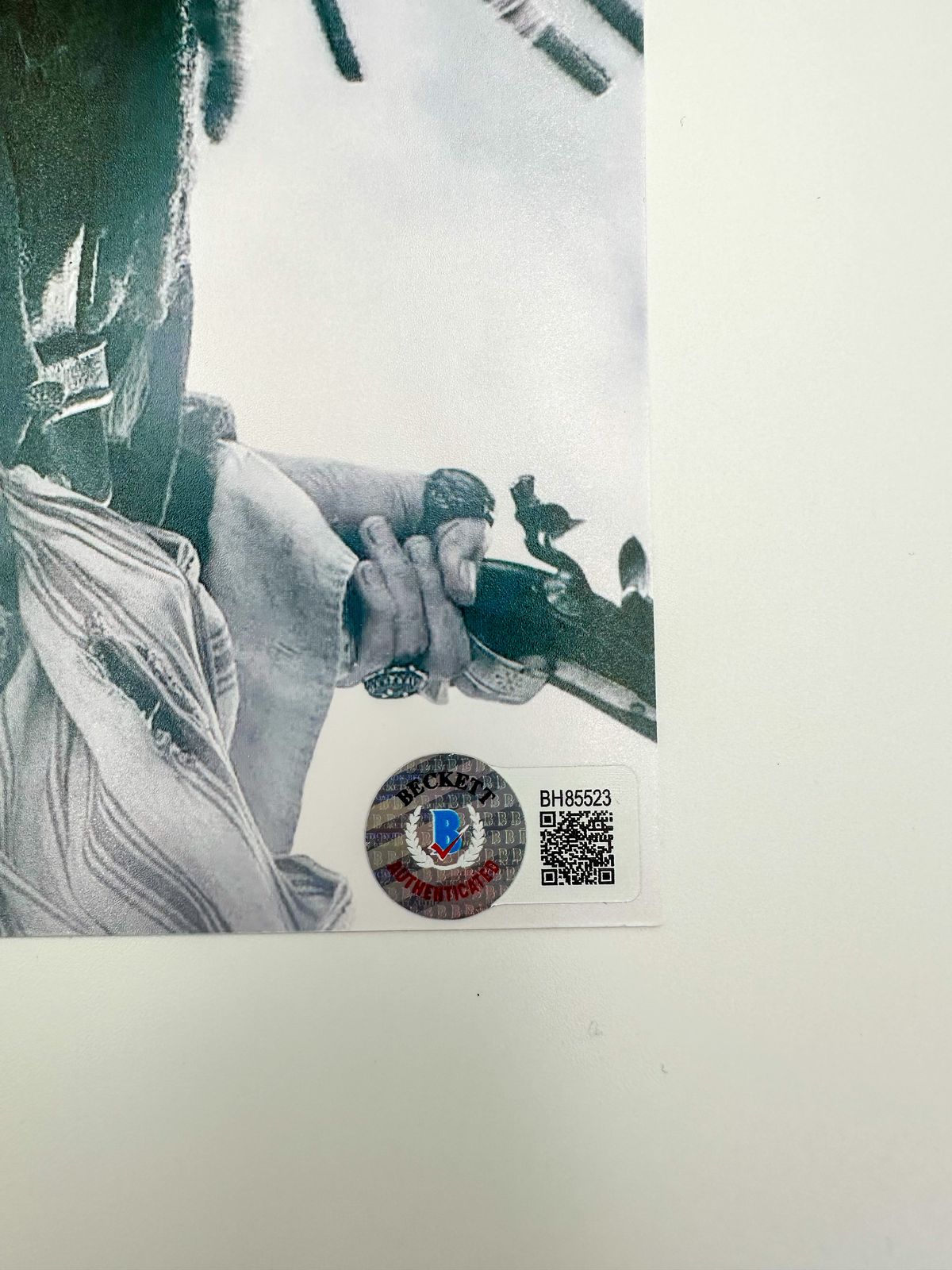 Johnny Depp Fotografía autografiada “Jack Sparrow, firma certificada por la compañía Beckett con el número BH85523.