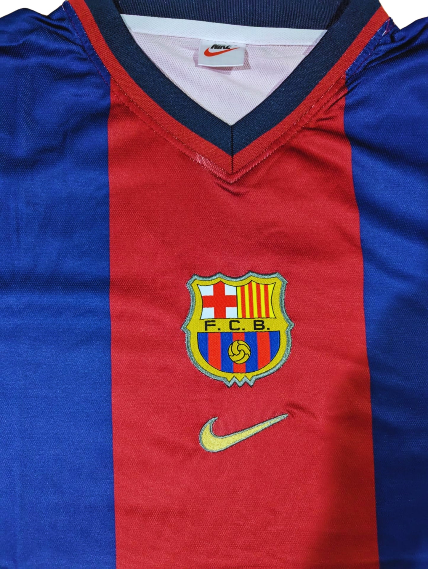 Patrick Kluivert Playera FC Barcelona autografiada firma autentificada por la compañía Beckett con el número BJ053608.