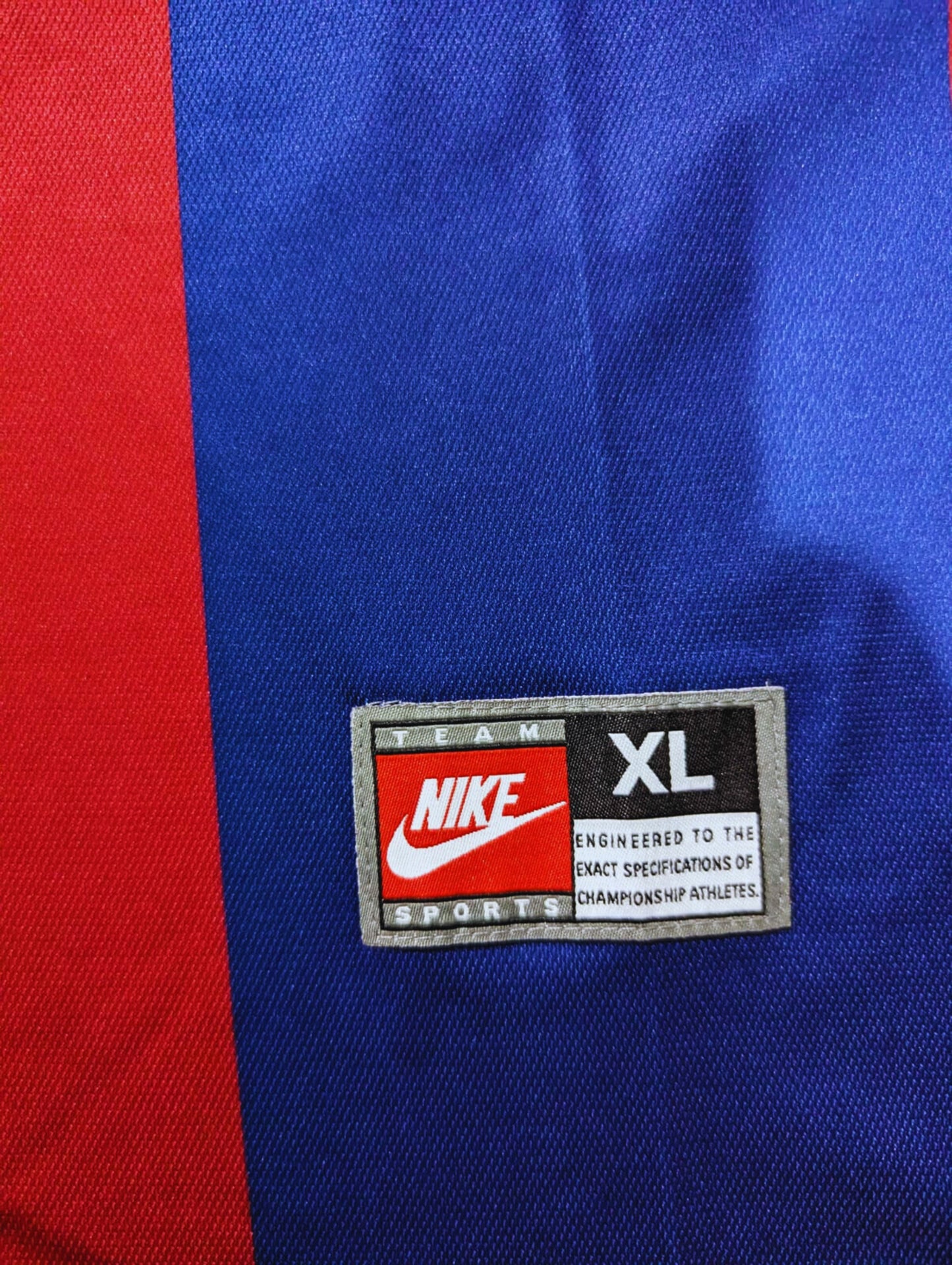 Patrick Kluivert Playera FC Barcelona autografiada firma autentificada por la compañía Beckett con el número BJ053608.