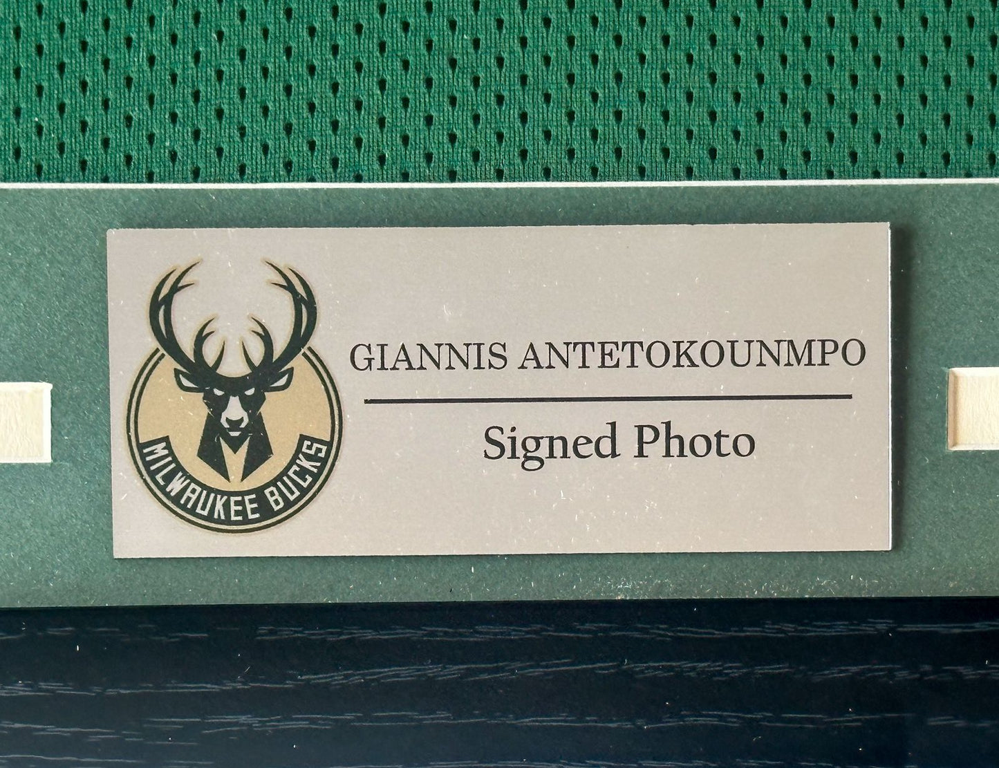 Giannis Antetokounmpo Playera Autografiada Milwaukee Bucks Enmarcada firma autenticada por la compañía JSA SS29027