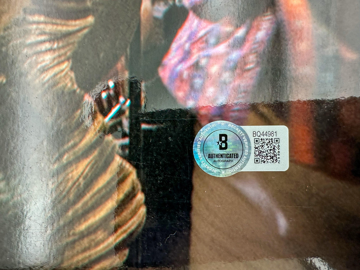 Guillermo del Toro fotografía autografiada “Anfibio” firma certificada por Beckett BQ44981.