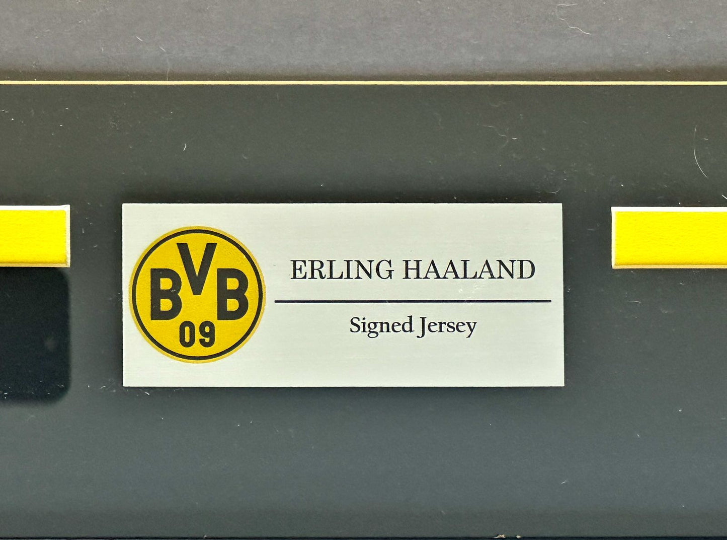 Erling Haaland Playera Borussia Dortmund autografiada enmarcada, firma certificada por la compañía Beckett con el número WN93826.