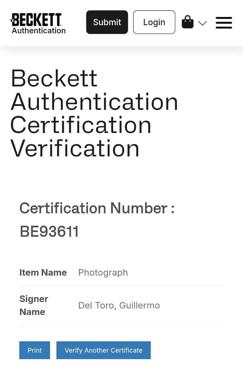 Guillermo del Toro con Pinocho fotografía autografiada firma certificada por Beckett BE93611