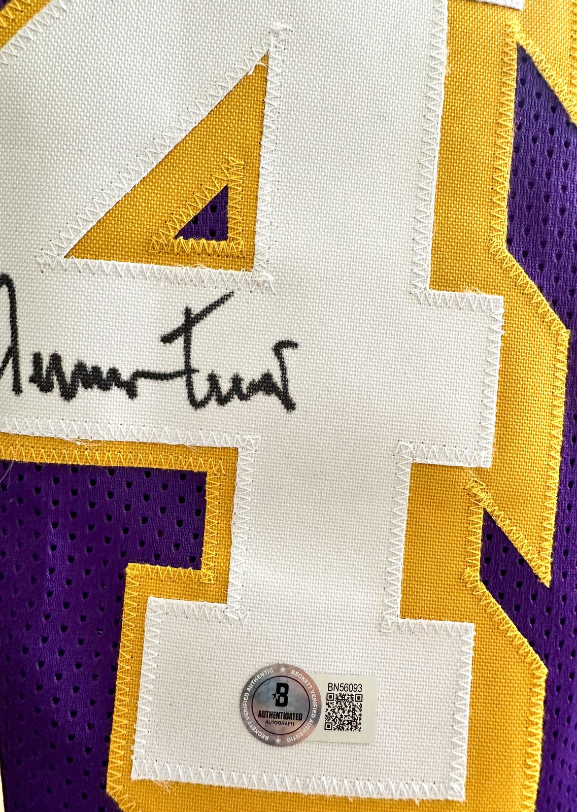 Jerry West Playera LA Basquet autografiada, firma certificada por la compañía Beckett con el número BN56093