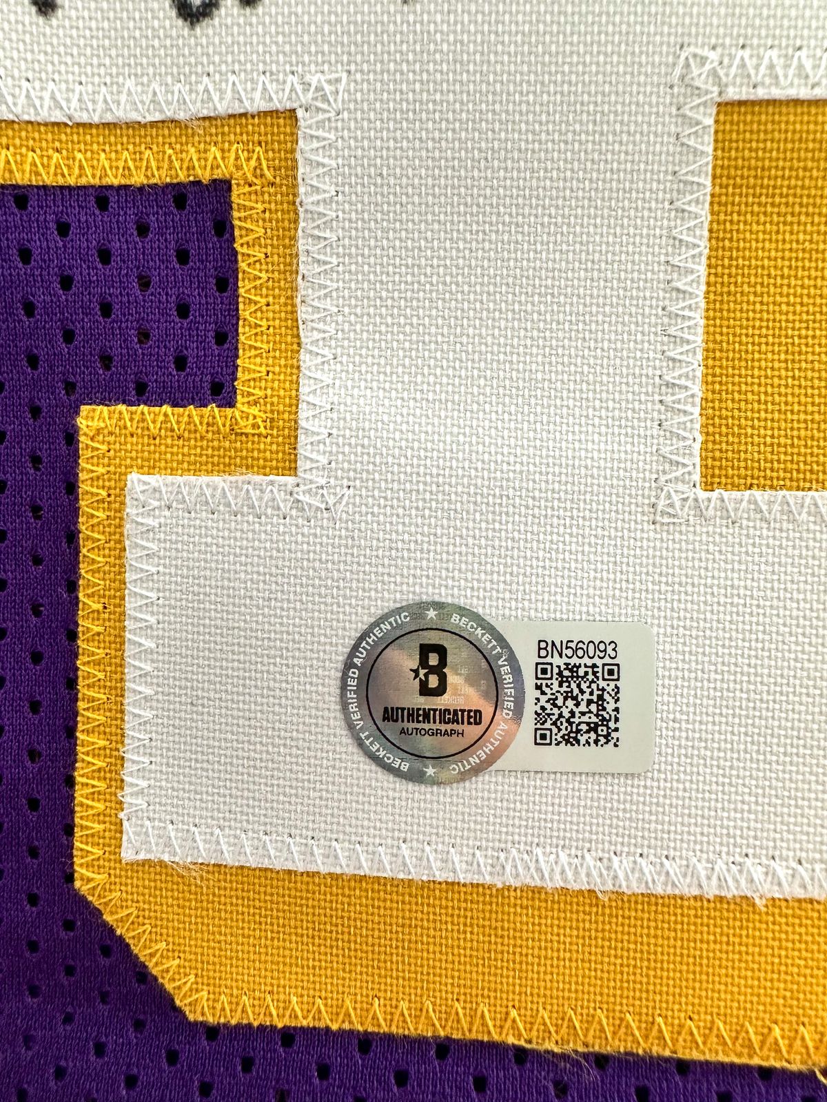 Jerry West Playera LA Basquet autografiada, firma certificada por la compañía Beckett con el número BN56093