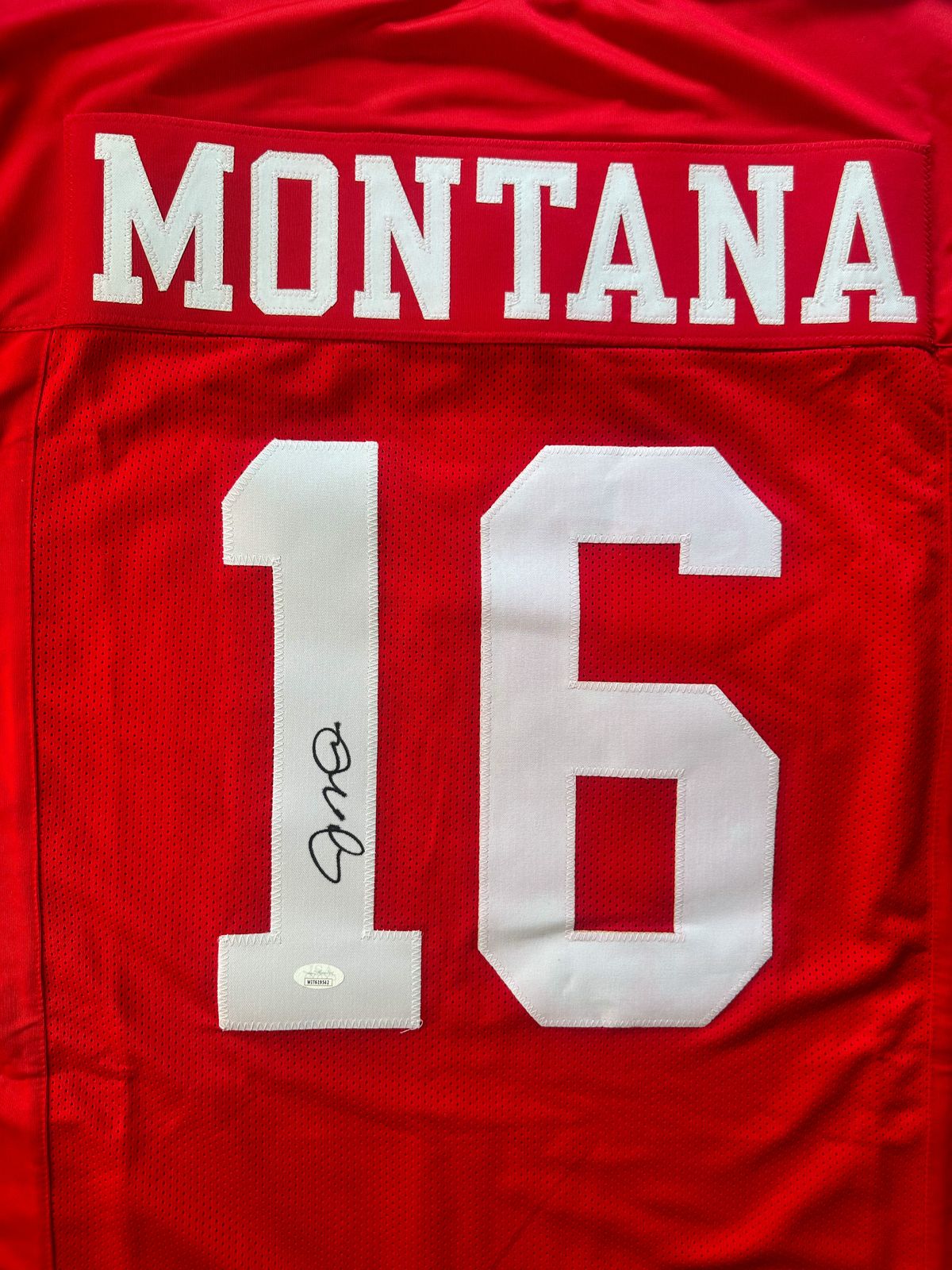 Joe Montana Playera Autografiada firma autenticada por la compañía JSA WIT619542.