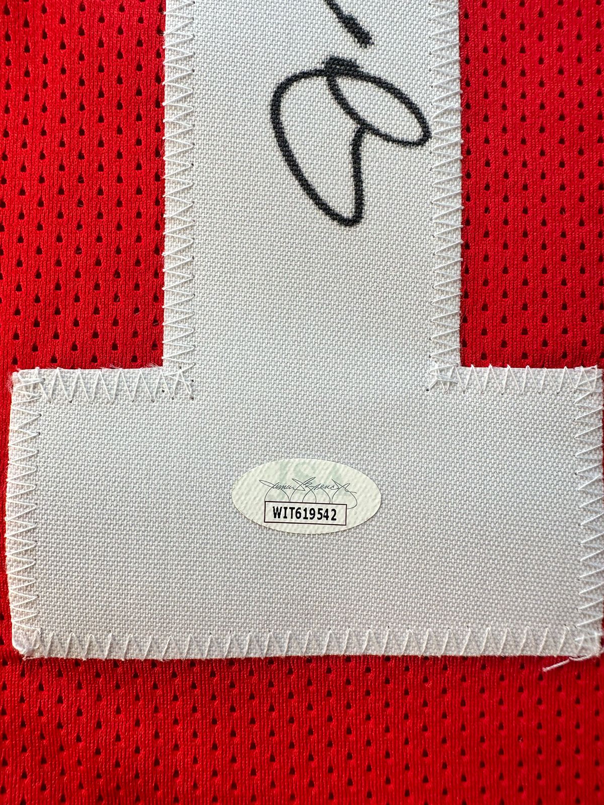 Joe Montana Playera Autografiada firma autenticada por la compañía JSA WIT619542.