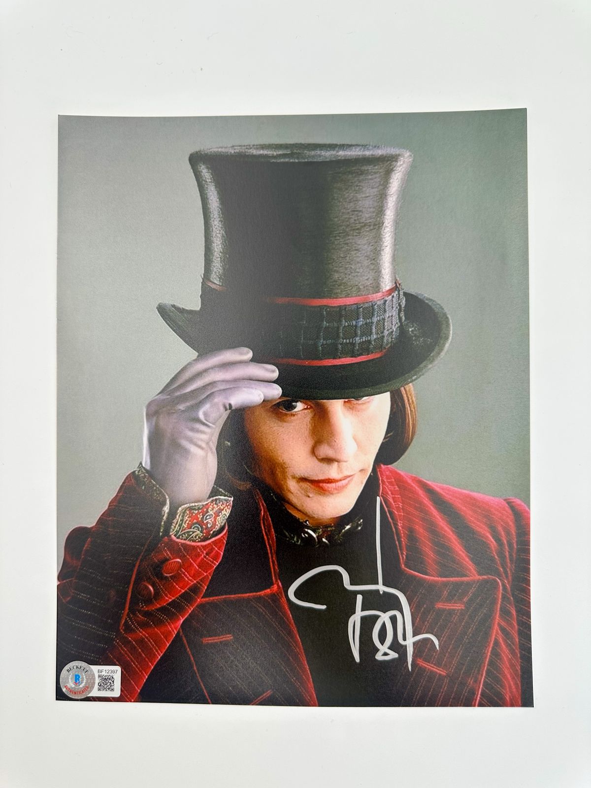 Johnny Depp Fotografía autografiada “Willy Wonka” Enmarcada, firma certificada por la compañía Beckett con el número BF12397.