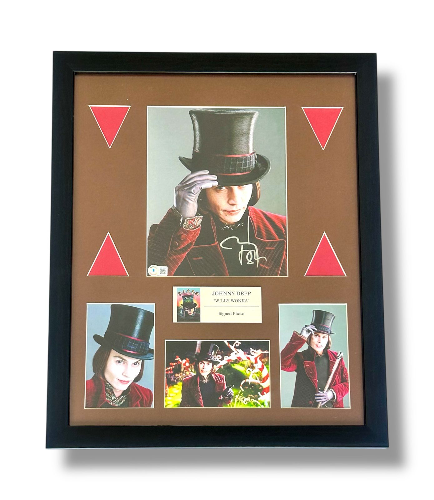 Johnny Depp Fotografía autografiada “Willy Wonka” Enmarcada, firma certificada por la compañía Beckett con el número BF12397.