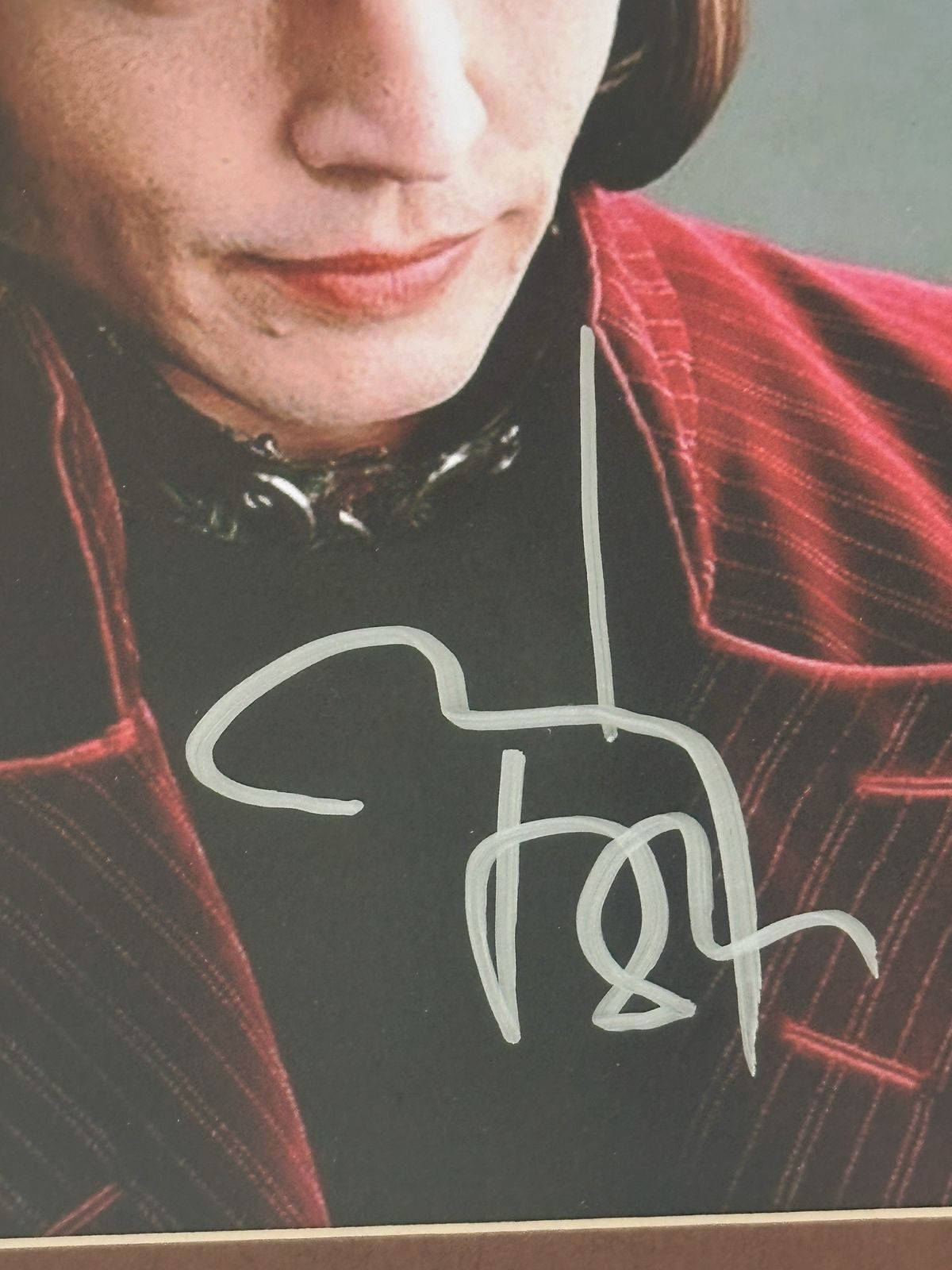 Johnny Depp Fotografía autografiada “Willy Wonka” Enmarcada, firma certificada por la compañía Beckett con el número BF12397.