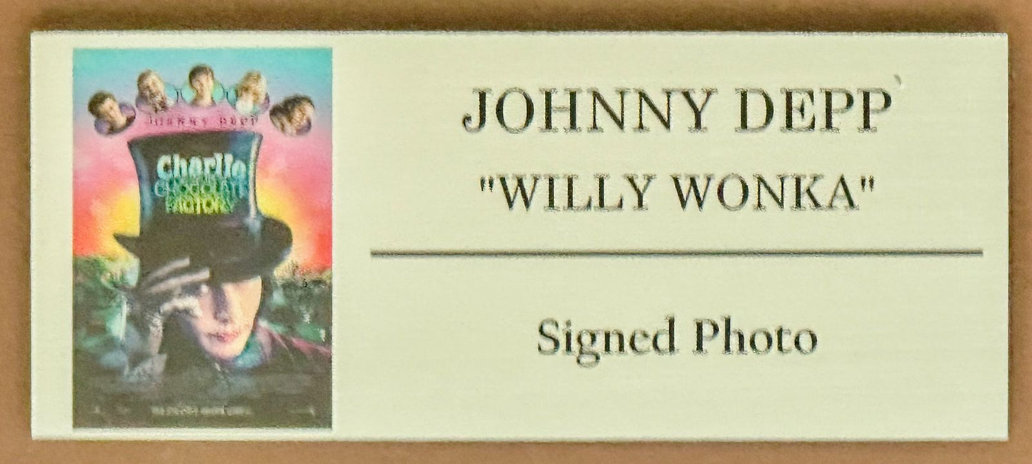 Johnny Depp Fotografía autografiada “Willy Wonka” Enmarcada, firma certificada por la compañía Beckett con el número BF12397.