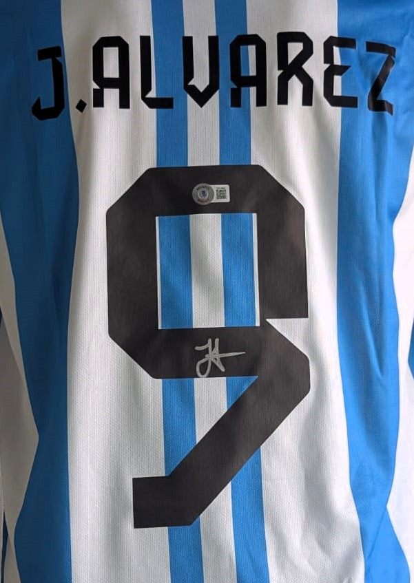Julián Álvarez Playera Argentina autografiada, firma certificada por la compañía Beckett con el número W218893.
