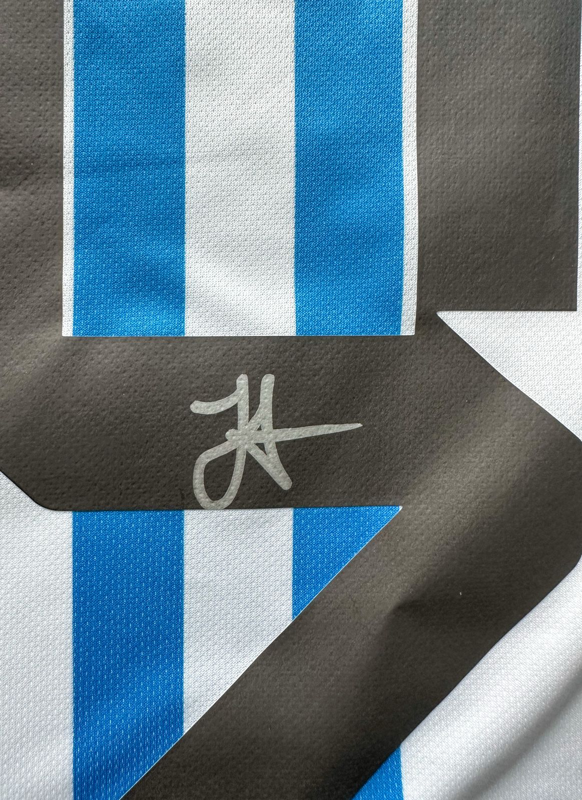 Julián Álvarez Playera Argentina autografiada, firma certificada por la compañía Beckett con el número W218893.