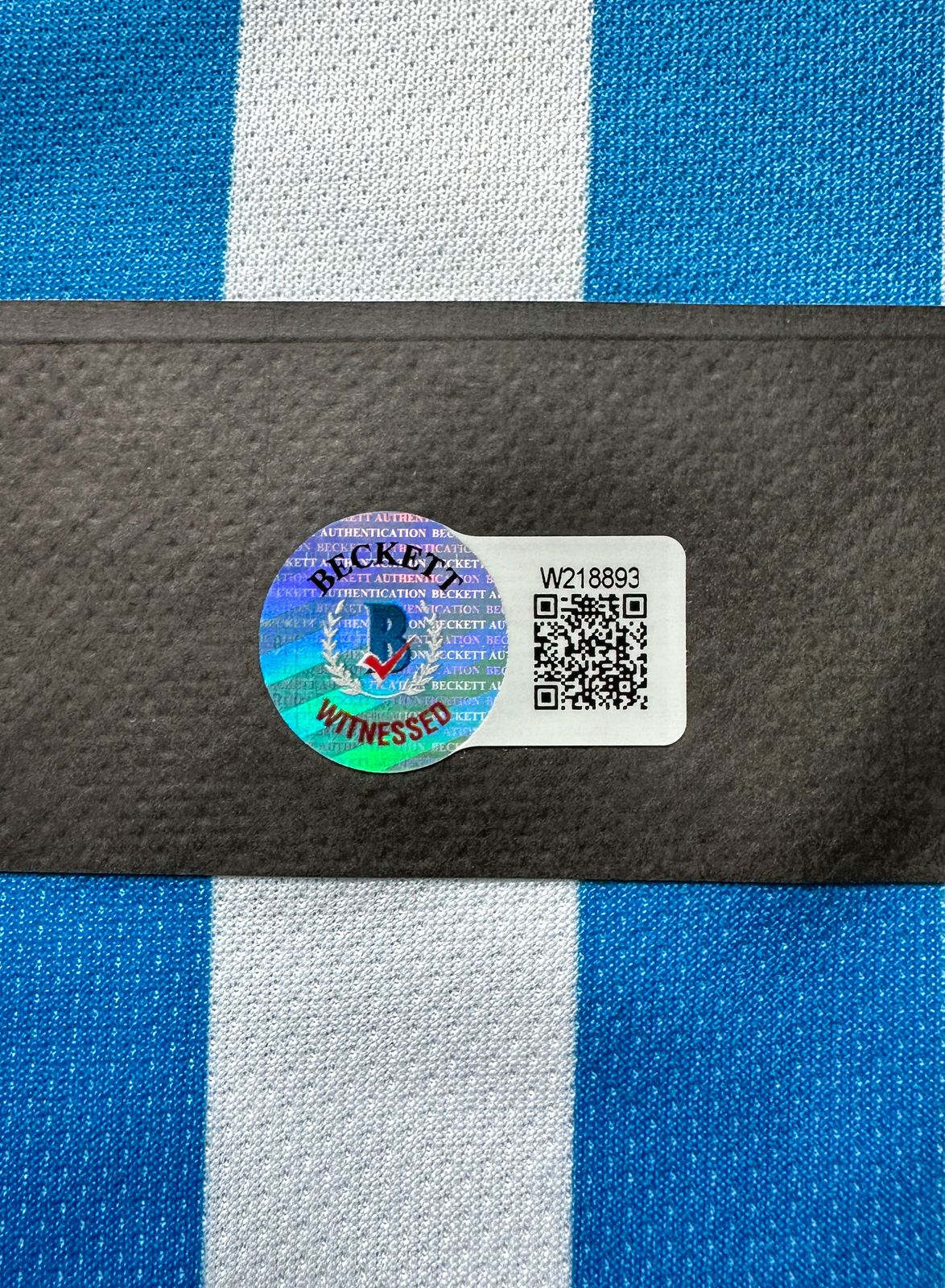 Julián Álvarez Playera Argentina autografiada, firma certificada por la compañía Beckett con el número W218893.