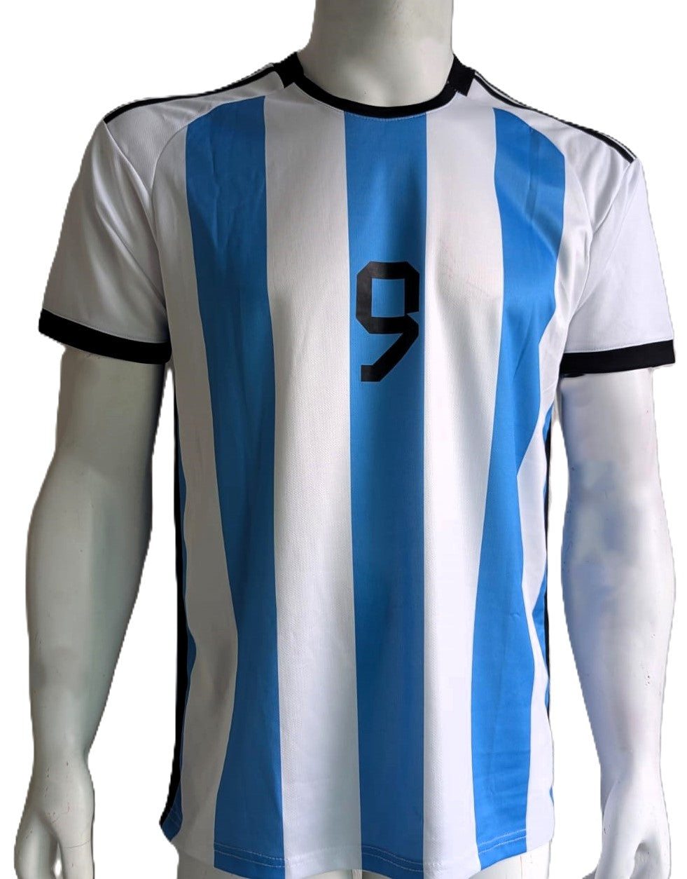 Julián Álvarez Playera Argentina autografiada, firma certificada por la compañía Beckett con el número W218893.