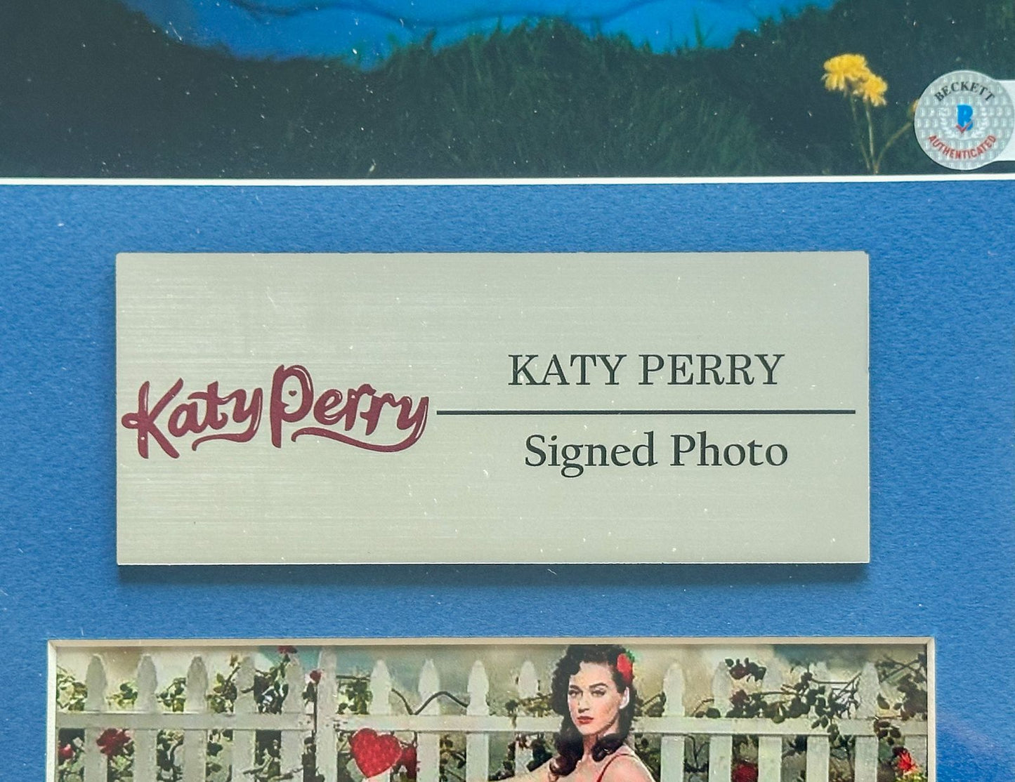 Katy Perry Fotografía Autografiada Enmarcada firma certificada por Beckett BB17163.