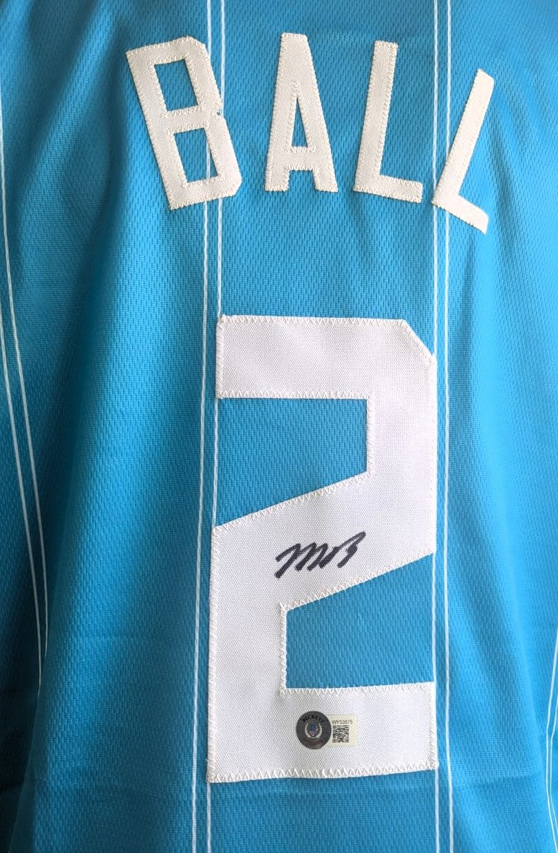 Lamelo Ball Playera Charlotte autografiada firma autentificada por la compañía Beckett con el número WY53575.