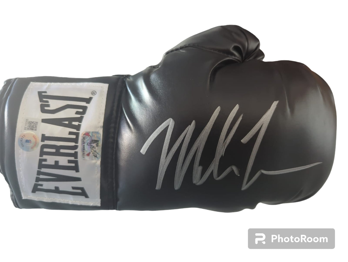 Mike Tyson Guante autografiado, firma certificada por la compañía Beckett con el número BE15285.