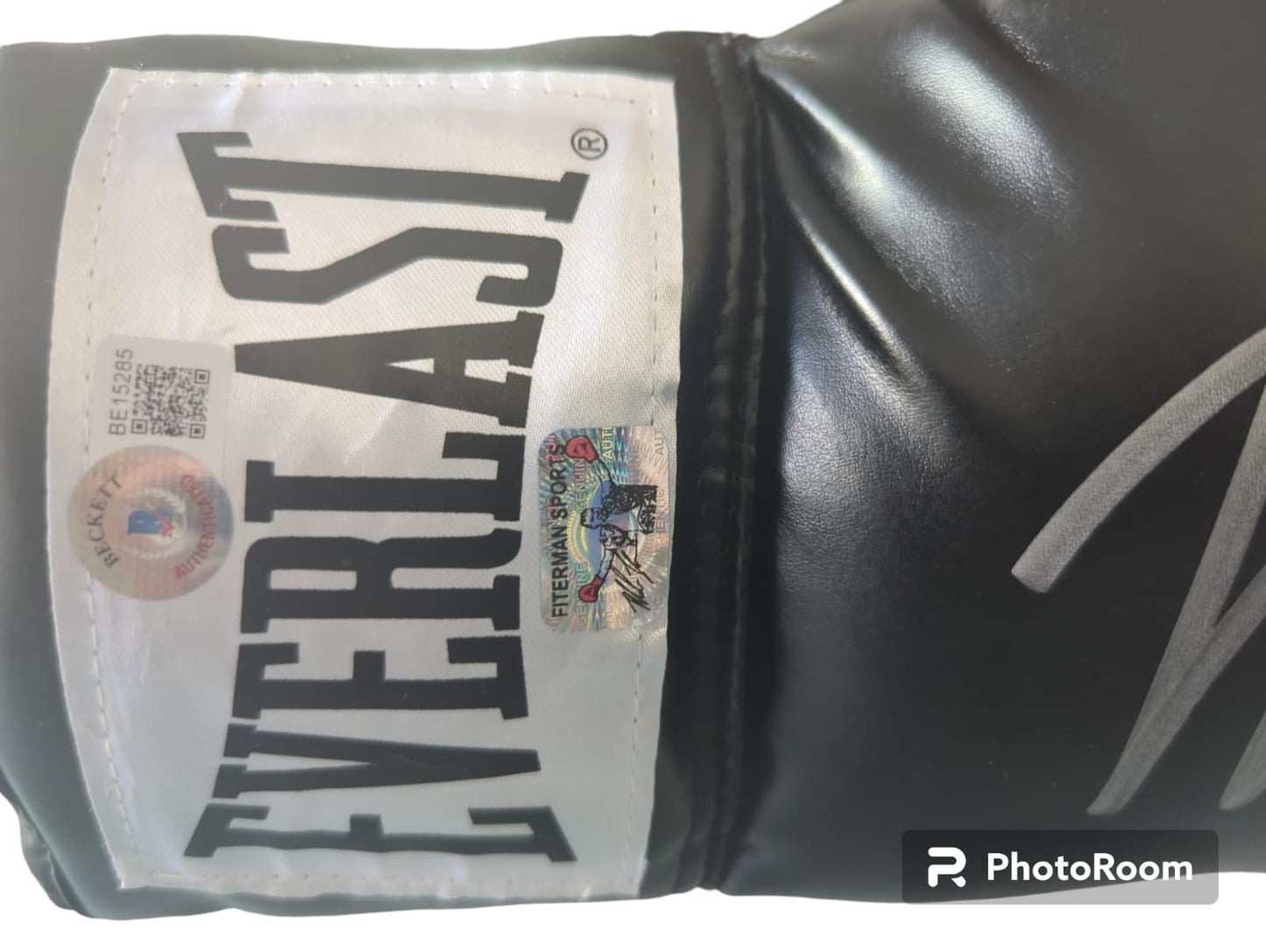 Mike Tyson Guante autografiado, firma certificada por la compañía Beckett con el número BE15285.