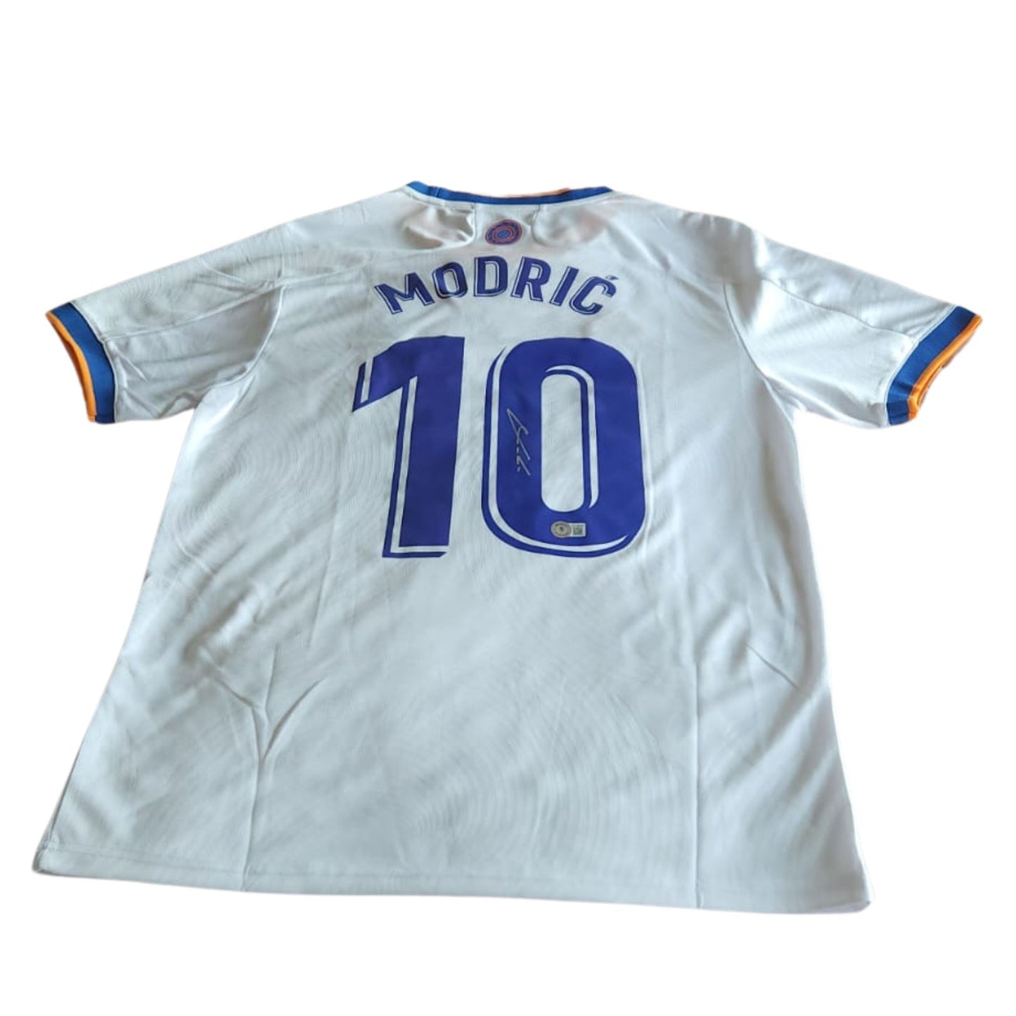 Luka Modric Playera Real Madrid autografiada firma autentificada por la compañía Beckett con el número BC44854.