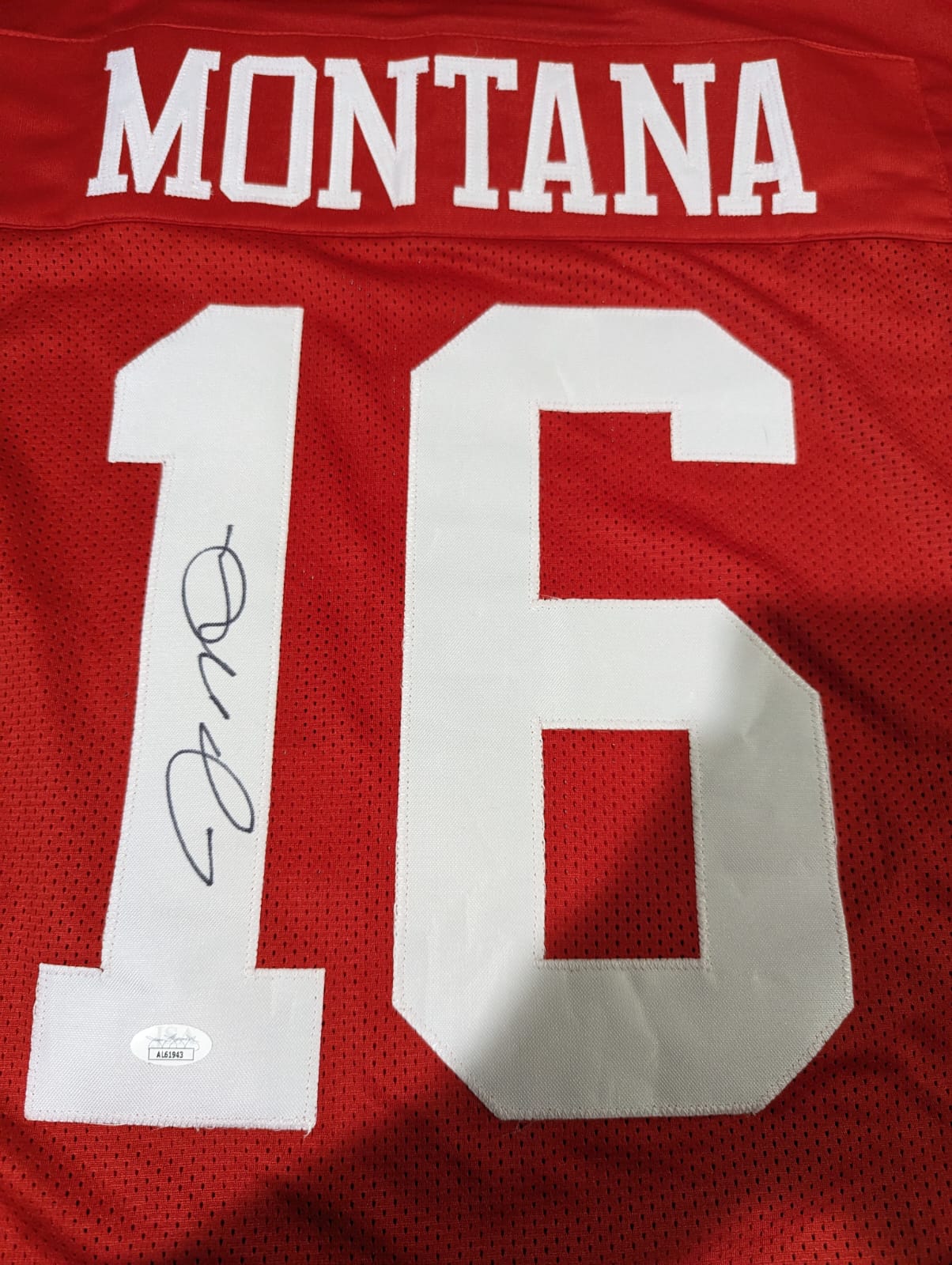Joe Montana Playera autografiada firma autentificada por la compañía JSA con el número AL61956.