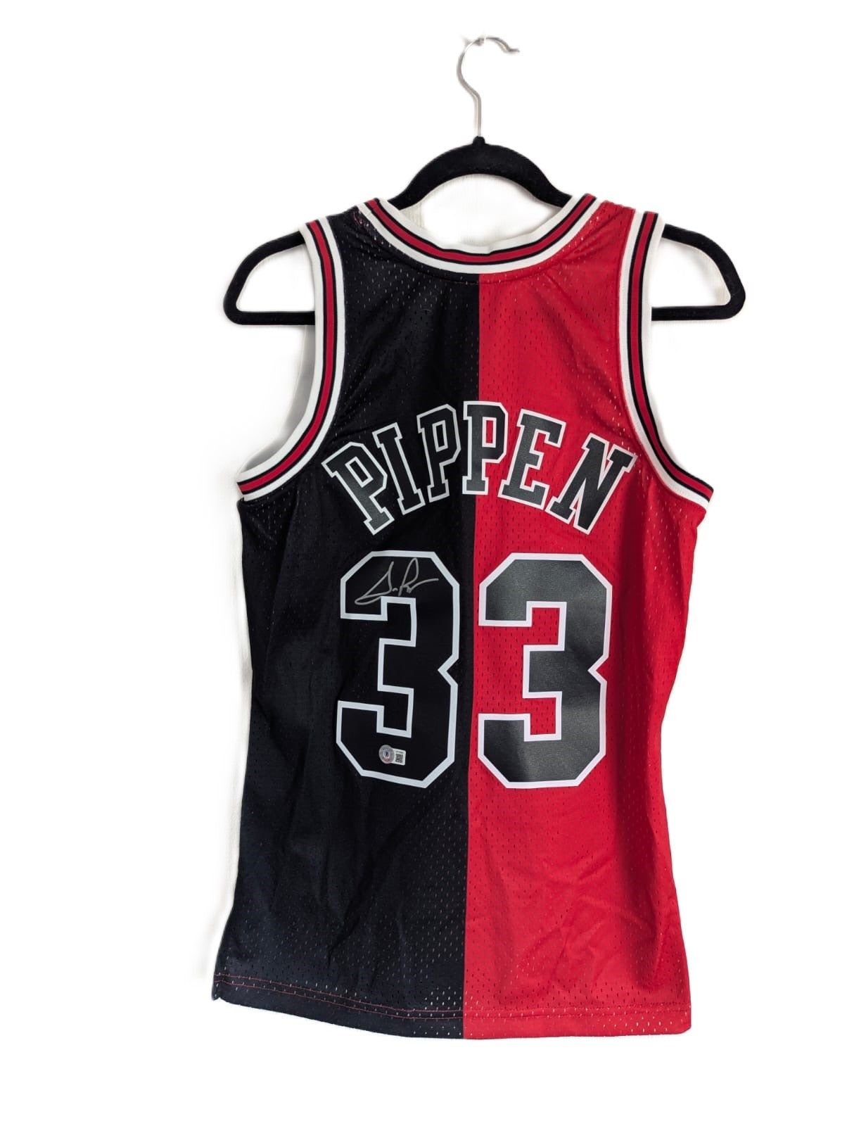 Scottie Pippen Playera Original Chicago Bulls Autografiada Certificada por Beckett W170568 enmarcada