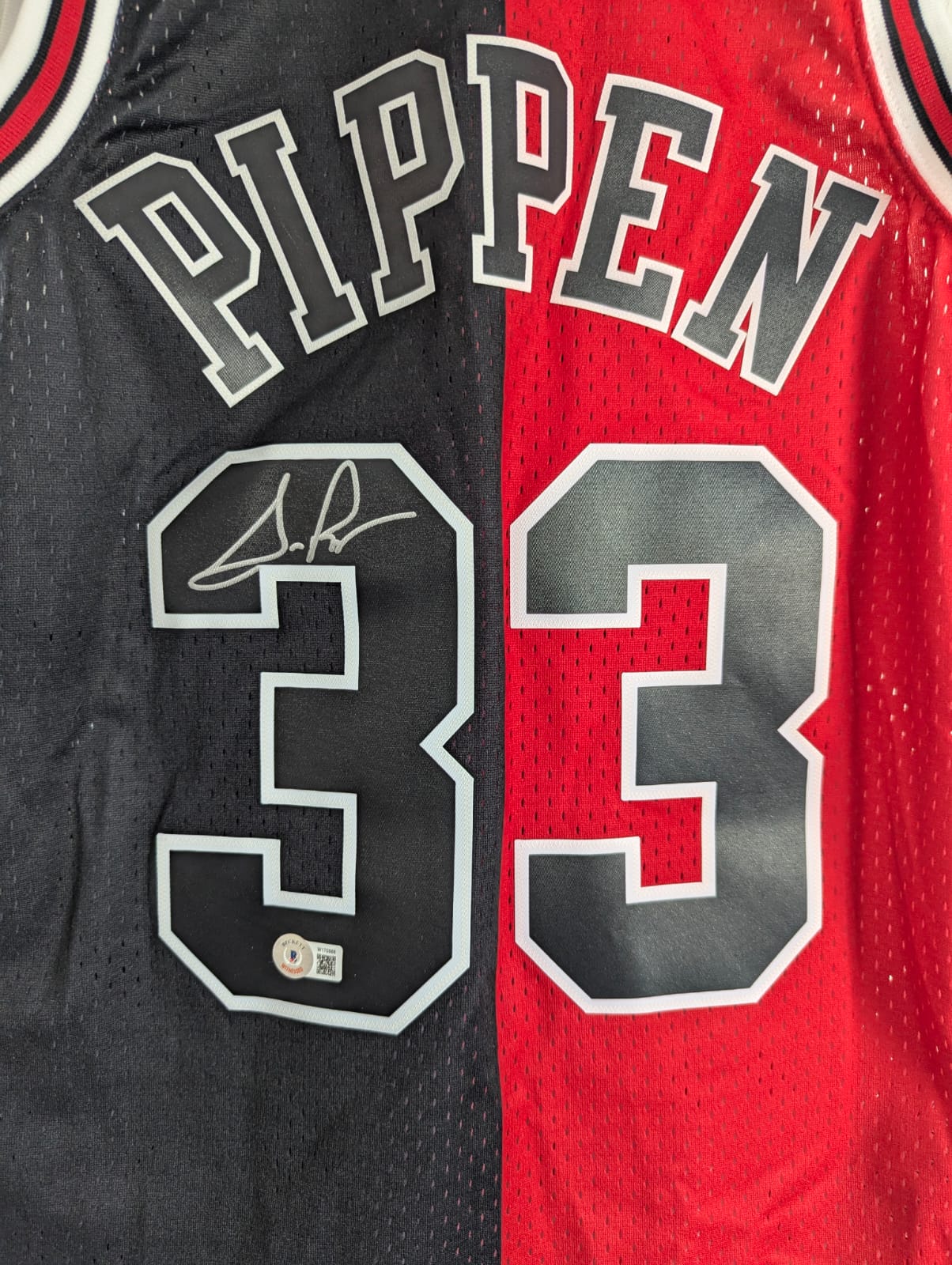 Scottie Pippen Playera Original Chicago Bulls Autografiada Certificada por Beckett W170568 enmarcada