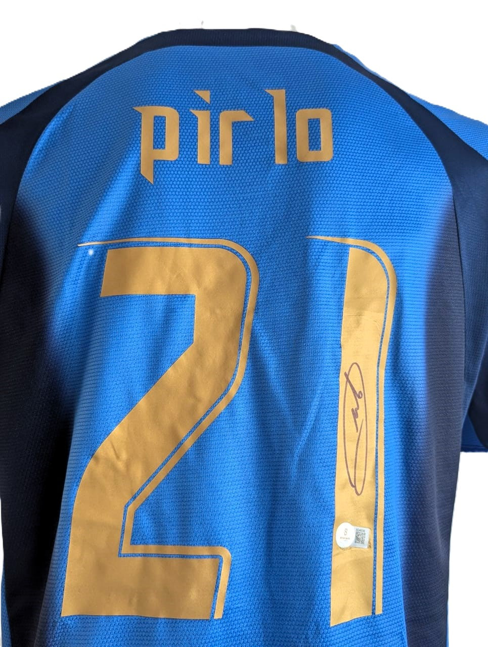 Andrea Pirlo Playera Italia autografiada, firma certificada por la compañía Beckett con el número BQ46096