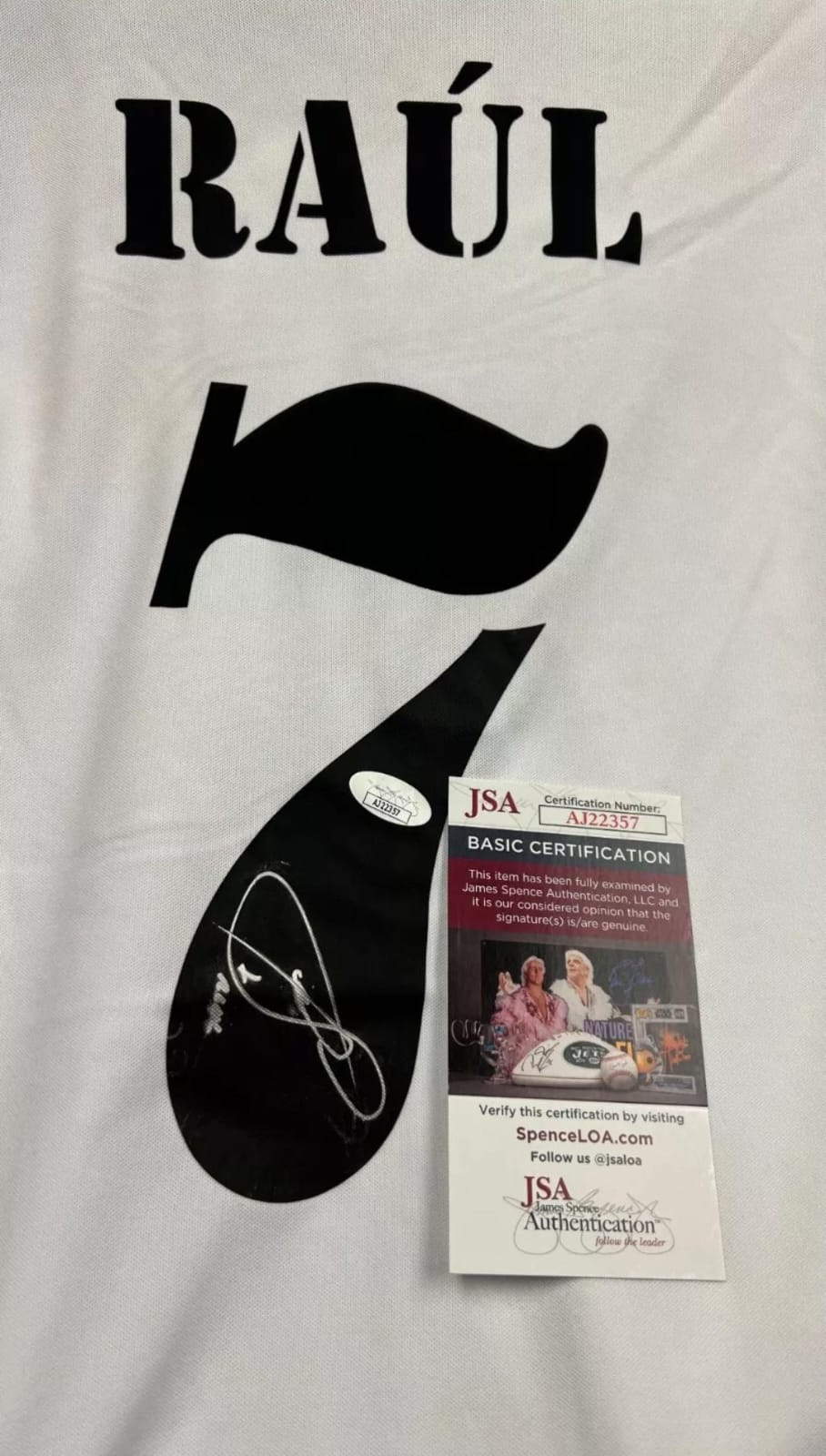 Raúl González Playera Real Madrid autografiada firma autentificada por la compañía JSA con el número AJ22370
