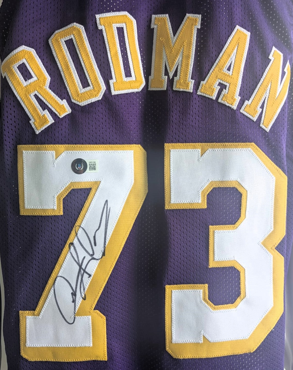 Dennis Rodman Playera Los Angeles autografiada firma autentificada por la compañía Beckett con el número 1W031589.