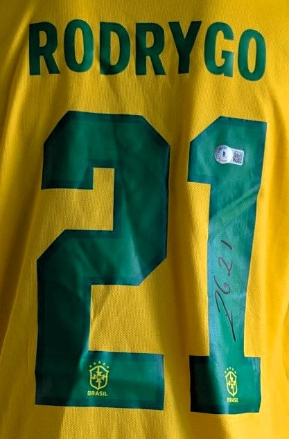 Rodrygo Playera Brasil autografiada, firma certificada por la compañía Beckett con el número WS05935.