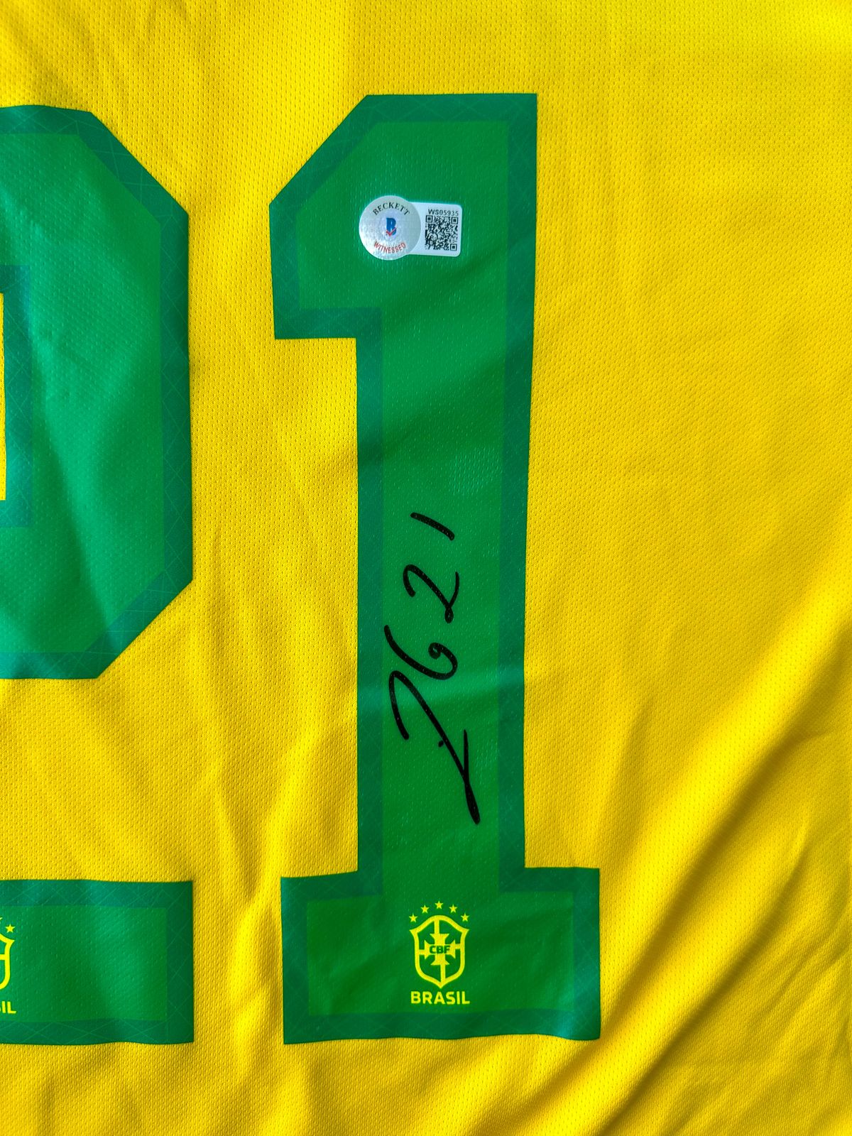 Rodrygo Playera Brasil autografiada, firma certificada por la compañía Beckett con el número WS05935.